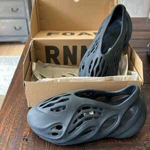 Yeezy Foam Runner. Mens Size 9. Mineral Blue.